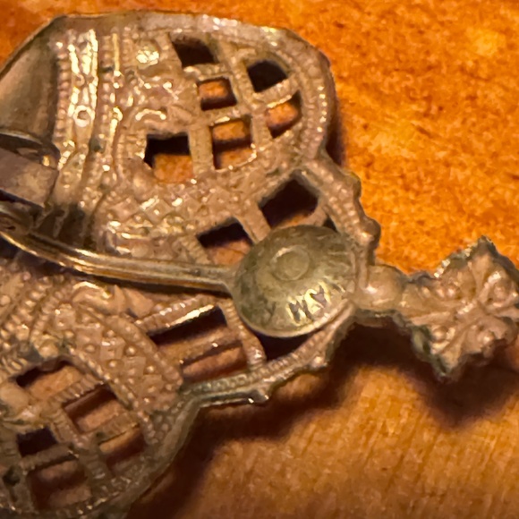 Rare Vintage Signed Miriam Haskell Mid-Century Gold Tone Crown Earrings Clip-on - Picture 7 of 7